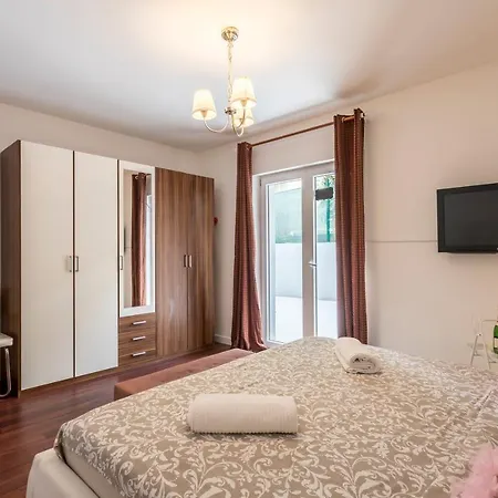 Διαμέρισμα Dalmatian 230m2 With Pool And Garden Near The Old Town For Families