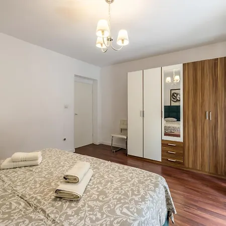 아파트 Dalmatian 230m2 With Pool And Garden Near The Old Town For Families
