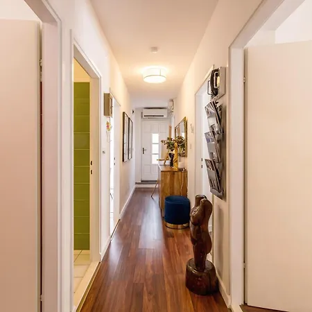 아파트 Dalmatian 230m2 With Pool And Garden Near The Old Town For Families 스플리트