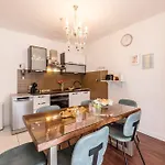 Dalmatian 230m2 With Pool And Garden Near The Old Town For Families Lägenhet Split