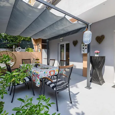 Dalmatian 230m2 With Pool And Garden Near The Old For Families Split