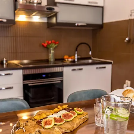 Dalmatian 230m2 With Pool And Garden Near The Old Town For Families Split