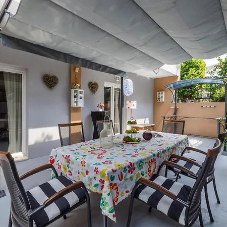 Dalmatian 230m2 With Pool And Garden Near The Old For Families